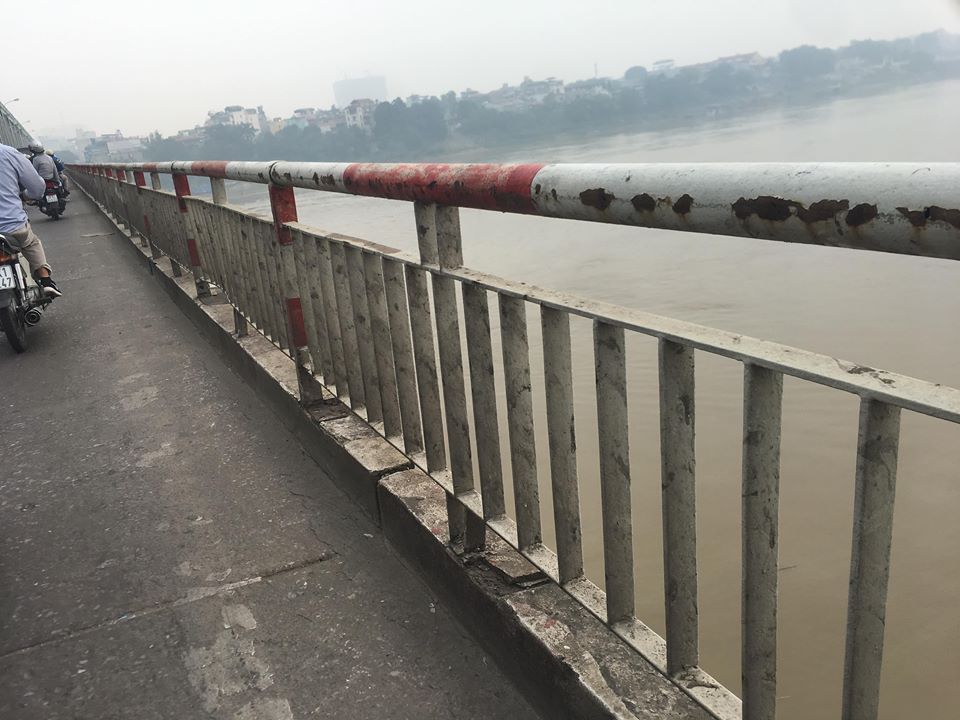 Cầu Chương Dương: Nguy hiểm chết người rình rập nơi làn hỗn hợp - 1