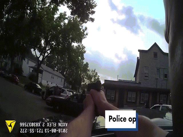 Khoảnh khắc cảnh sát Mỹ đấu súng, bắn chết nghi phạm giữa phố
