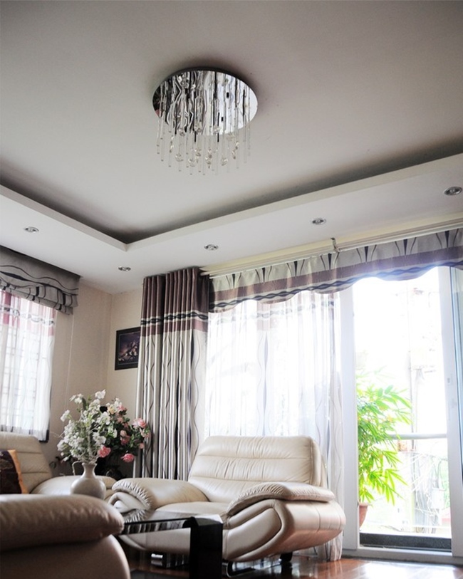 Sinh ra và lớn lên ở Hà Nội, nhà của gia đình Chi Pu nằm trong một con ngõ nhỏ của phường Xuân La. Hình ảnh phòng khách gia đình ca sĩ &#34;Đóa hoa hồng&#34; được chụp vào năm 2013.