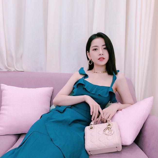 Do hiếm khi chia sẻ không gian sống trên trang cá nhân, song nhiều fan khẳng định căn nhà mới tậu của Chi Pu có giá không hề rẻ.