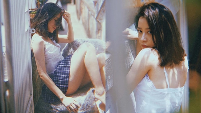Vào tháng 5 trước đó, Chi Pu gây nhiều tranh cãi khi tung bộ ảnh thanh xuân mang hơi hướng Lolita. Lolita là phong cách trong đó các cô gái đã trưởng thành, có biểu cảm, hành động sexy nhưng mặc trang phục như trẻ em. Nhiều ý kiến cho rằng Chi Pu đang "nhái" những bộ ảnh bị chỉ trích của nữ ca sĩ Hàn Quốc Sulli.