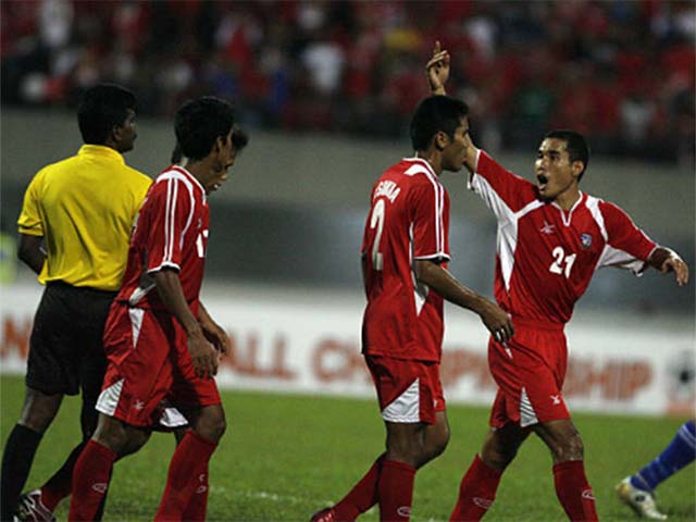 Bóng đá - AFF Cup xấu hổ vì sự cố "ao làng": Bỏ sân vì bị phạt 11m, cố ý đá phản