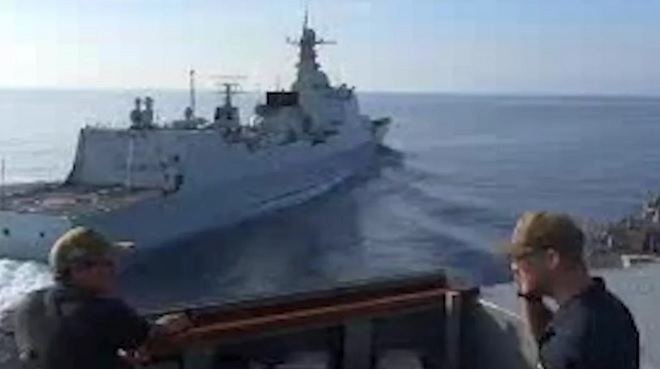 Công bố video tàu TQ áp sát nguy hiểm tàu chiến Mỹ ở Biển Đông - 1