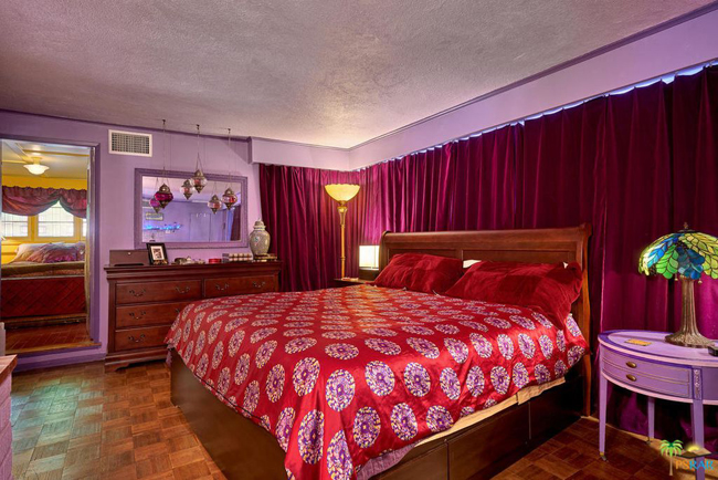 Phòng ngủ lớn có màu tím và đỏ chủ đạo