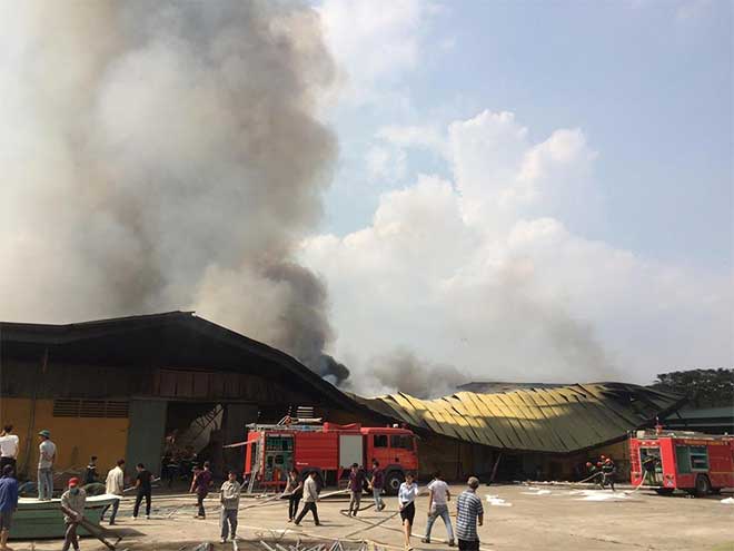Khói lửa nhấn chìm khu xưởng 2.000m2 của công ty dược - 2
