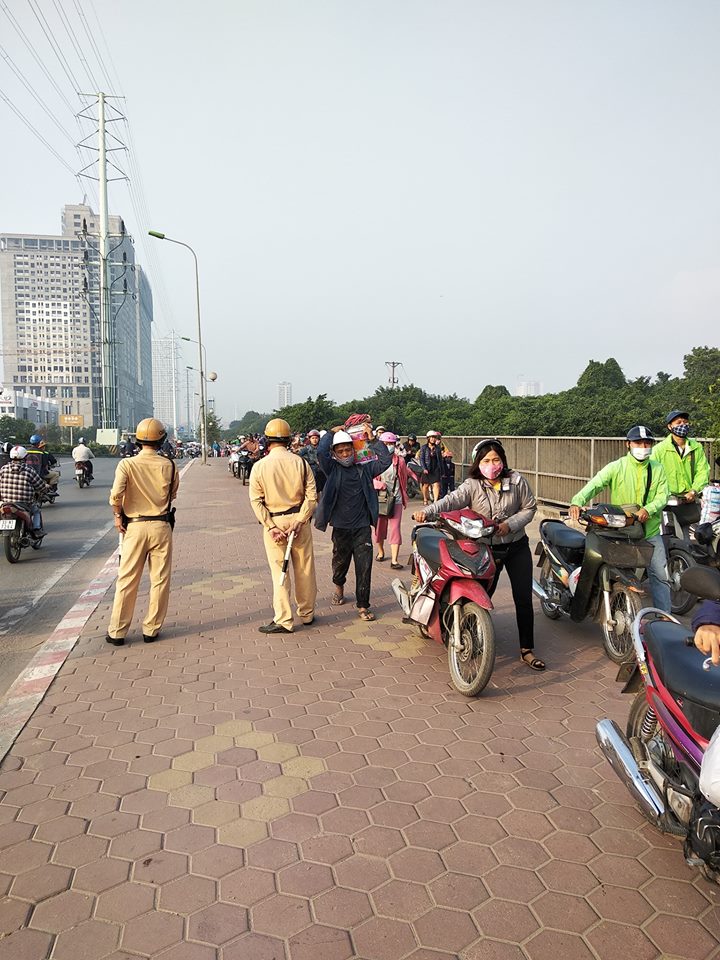 “Né” CSGT, cả đoàn người dắt xe máy ngược chiều trên phố Hà Nội - 1