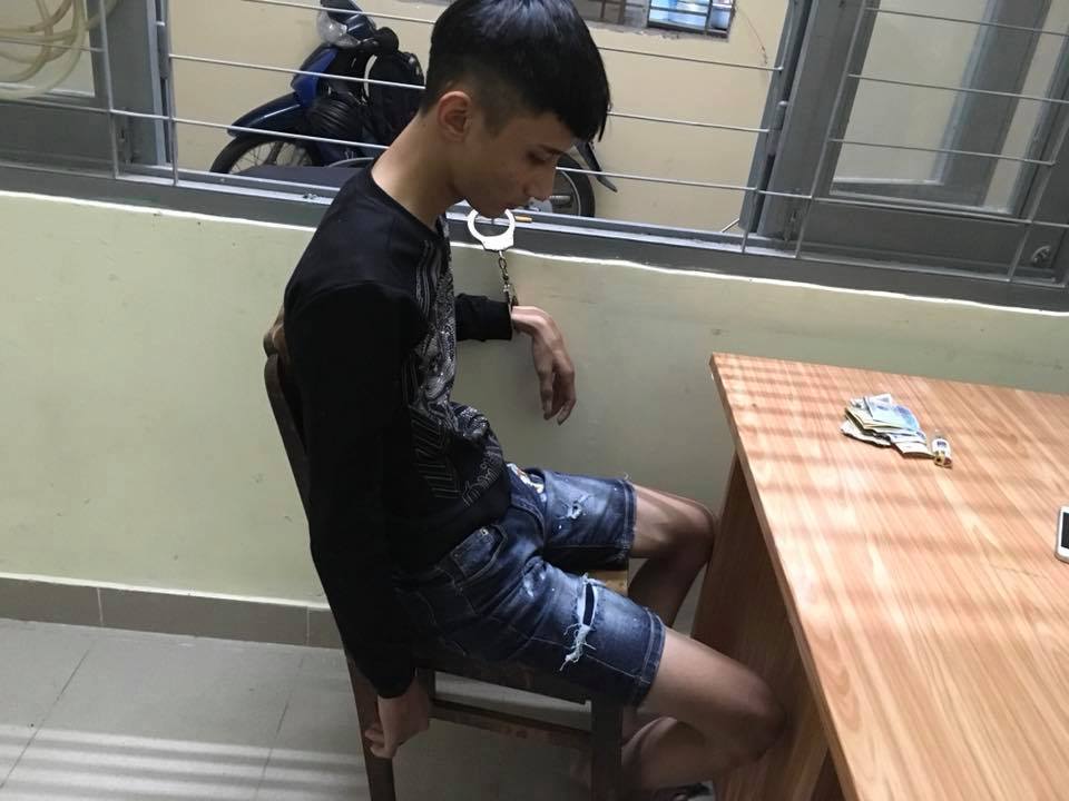 Thanh niên áo đỏ tay không hạ 2 tên cướp giữa phố Sài Gòn - 2