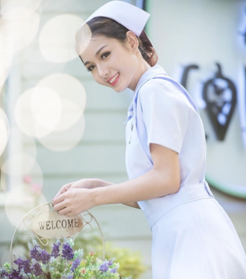 Phong cách đời thường của nữ y tá Thái bị sa thải vì quá đẹp - 1
