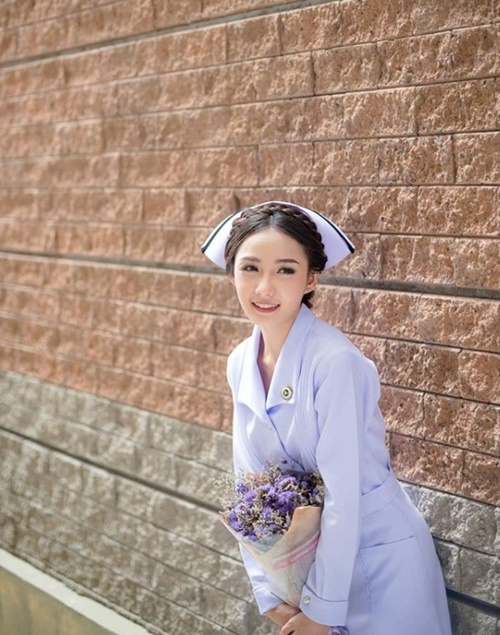 Phong cách đời thường của nữ y tá Thái bị sa thải vì quá đẹp - 3