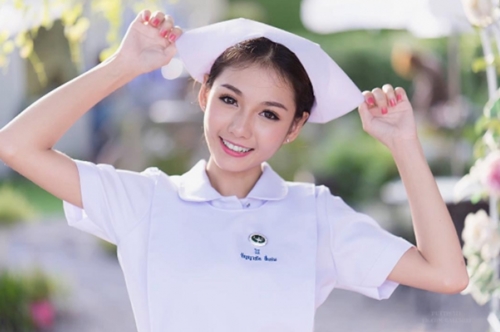 Phong cách đời thường của nữ y tá Thái bị sa thải vì quá đẹp - 2