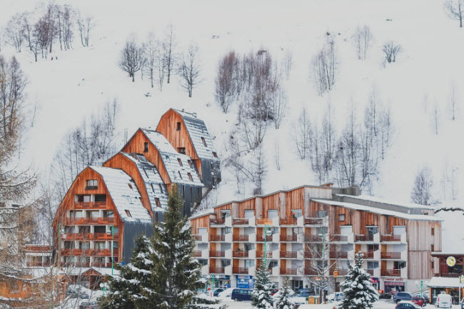 Tòa nhà tại khu nghỉ dưỡng trượt tuyết Les Deux Alpes, Pháp.
