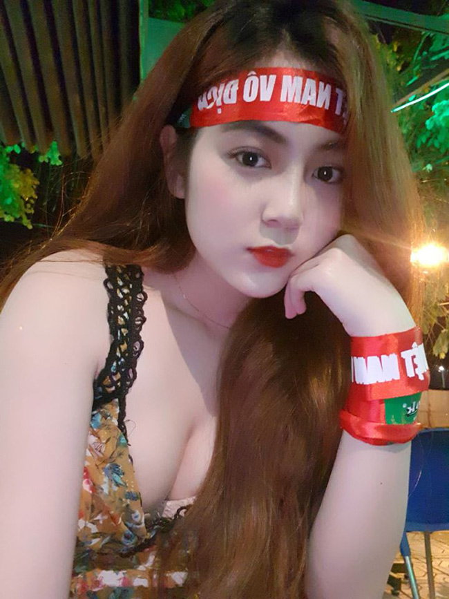 Rất nhanh chóng, thông tin về nữ giáo viên được tìm ra, kèm theo đó là hàng loạt ảnh đời thường lung linh không kém.&nbsp;