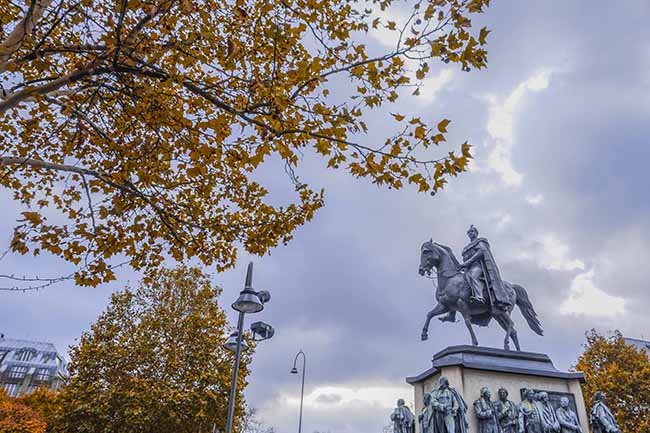 Bức tượng vua Frederick William III nổi tiếng tại thành phố Koln nổi bật trên nền trời thu