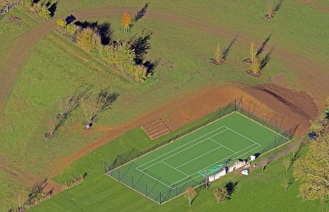 Vợ Beckham vung tiền tỷ xây riêng sân cỏ cho con trai trong khu biệt thự - 2