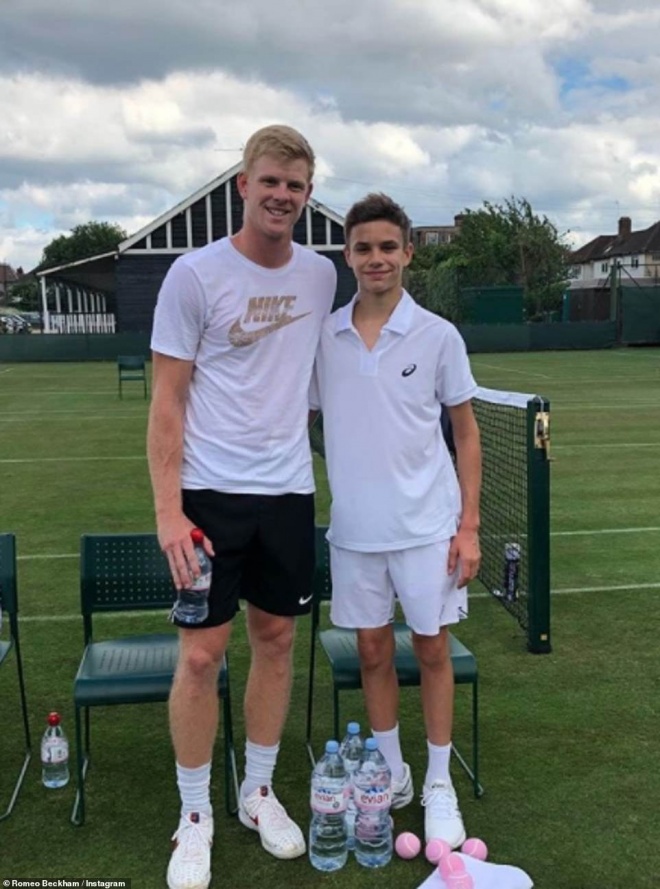Vợ Beckham vung tiền tỷ xây riêng sân cỏ cho con trai trong khu biệt thự - 5