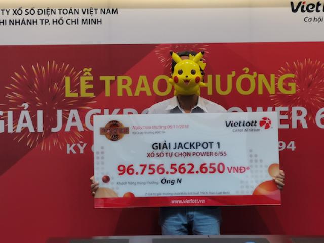 TP.HCM: Hành động bất ngờ của chủ nhân jackpot gần 100 tỉ tại lễ nhận giải