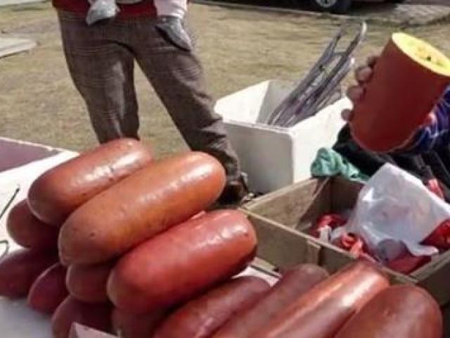 Thị trường - Tiêu dùng - Loại quả "đội lốt" xúc xích khổng lồ, giá chỉ 169.000 VND/kg