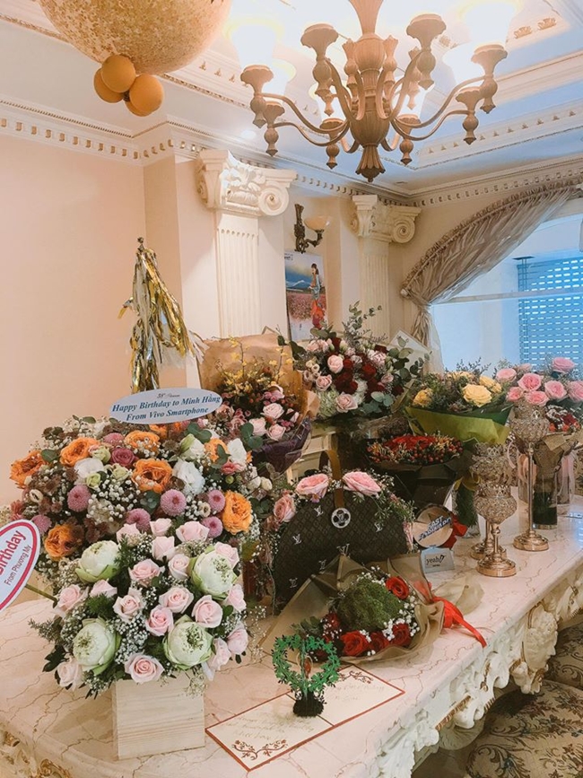 Một góc trong căn biệt thự triệu đô ngập tràn hoa tươi. Đây là món quà mà các fan ruột tặng nữ ca sĩ nhân dịp sinh nhật tuổi 31 vừa qua.