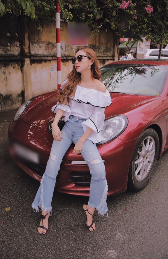 Sau khi tậu nhà, giọng ca &#34;Sắc môi em hồng&#34; sắm chiếc Porsche Panamera hạng sang, mẫu coupe 4 cửa màu đỏ mận trị giá 6 tỷ đồng vào cuối năm 2014.