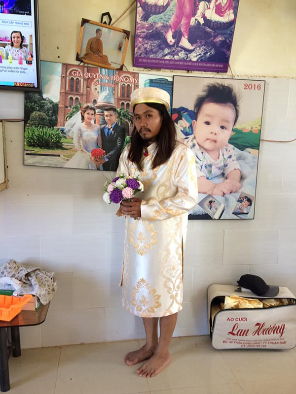 Sau 2 năm lấy vợ, anh chàng tóc dài quá vai khiến dân mạng hết hồn - 4