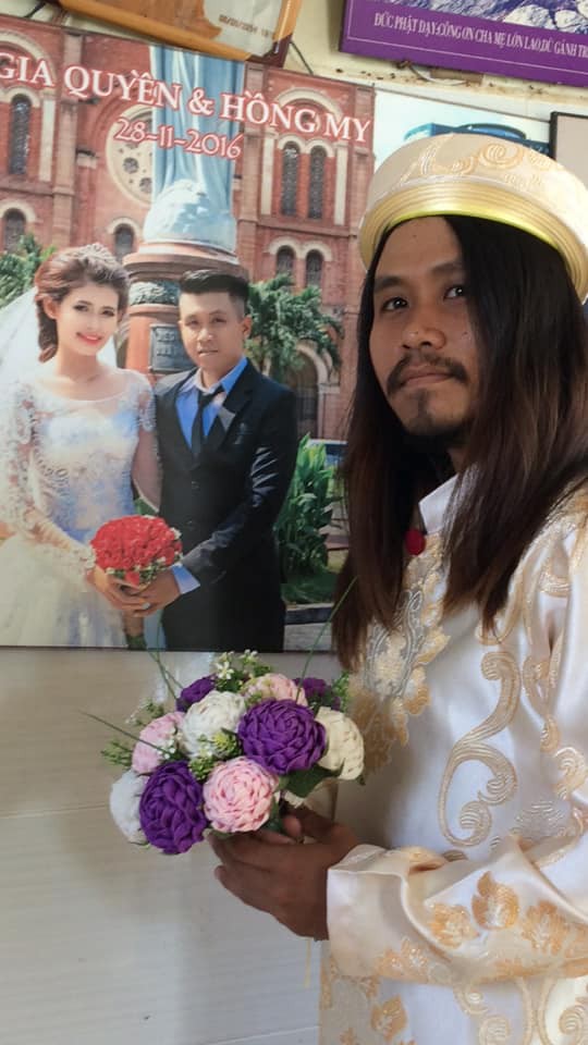 Sau 2 năm lấy vợ, anh chàng tóc dài quá vai khiến dân mạng hết hồn - 1