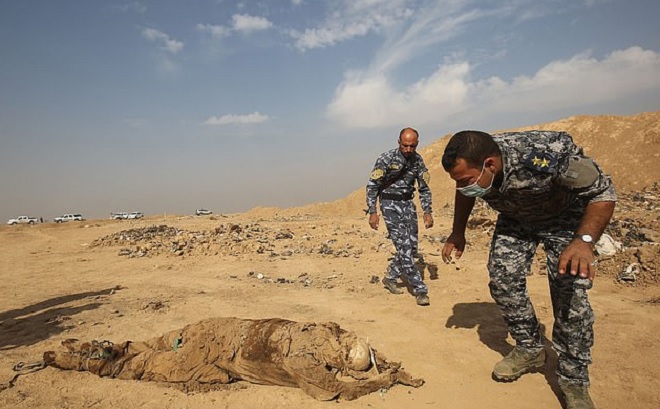 200 ngôi mộ tập thể chứa 12.000 nạn nhân bị IS thảm sát ở Iraq - 3