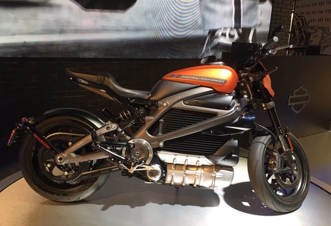 Trong tháng 9 vừa qua, Harley-Davidson cũng đã trình diện phiên bản sản xuất đầu tiên của LiveWire, được thiết kế dựa trên bản concept Project LiveWire mà hãng xe này đã tiết lộ từ năm 2014.