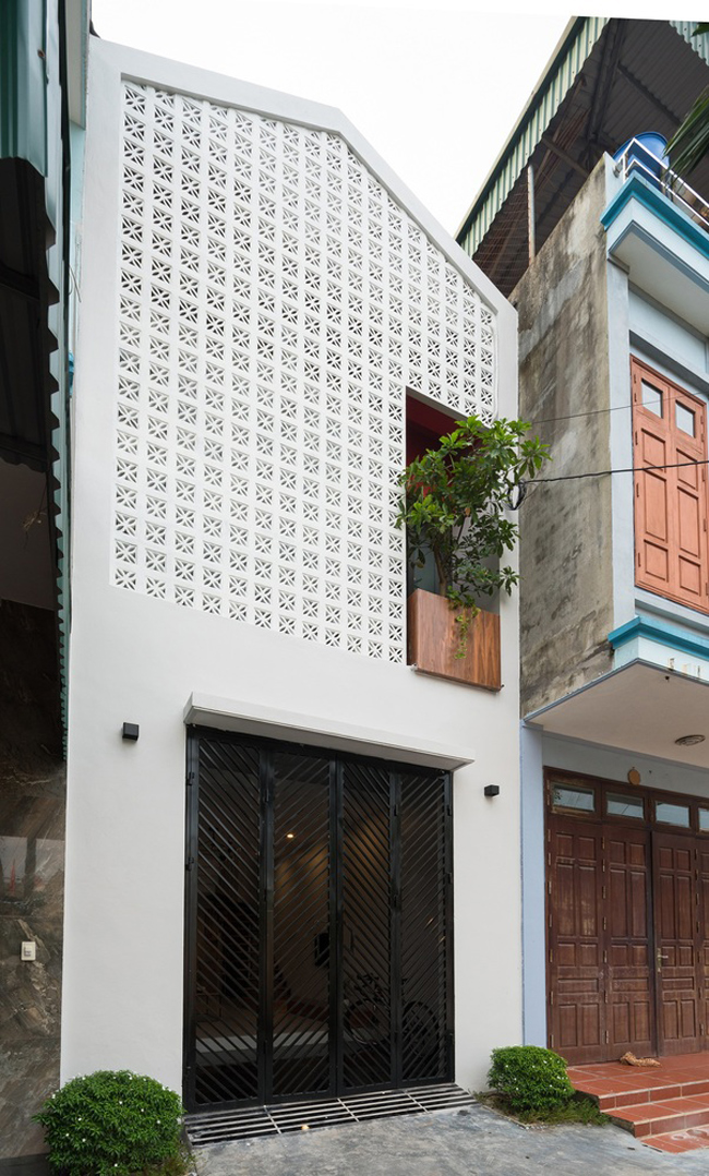 Tuy nhiên, nhược điểm lớn nhất của mảnh đất chính là nằm kẹp giữa 2 ngôi nhà cao tầng và có chiều sâu lớn gấp 3 lần chiều rộng &#40;4x13m&#41;.