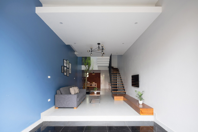 Phòng khách và chỗ để xe được phân biệt bởi màu sàn nhà, đồng thời phòng khách được nâng lên cao hơn 1 bậc, giải quyết triệt để vấn đề về vệ sinh.