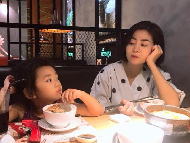 Đời sống Showbiz - Mai Phương xinh đẹp rạng rỡ dẫn con gái đi ăn sau 2 tháng xuất viện
