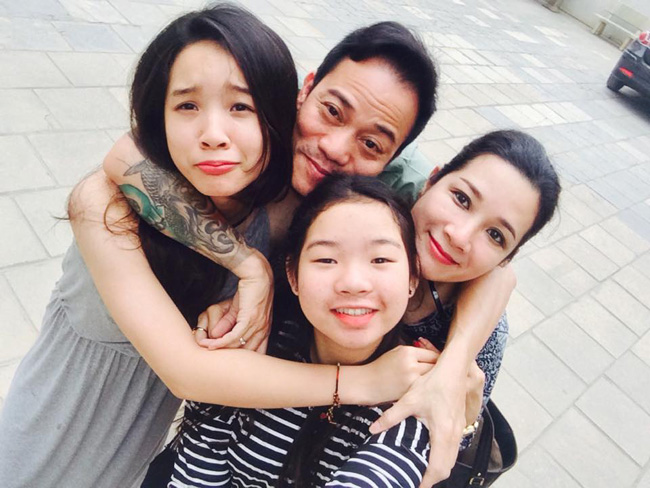 Thanh Thanh Hiền cùng chồng trẻ Chế Phong - con trai danh ca Chế Linh hạnh phúc bên hai cô con gái xinh xắn. Hình ảnh cả gia đình yêu thương nhau nhận được nhiều lời chúc của cư dân mạng.