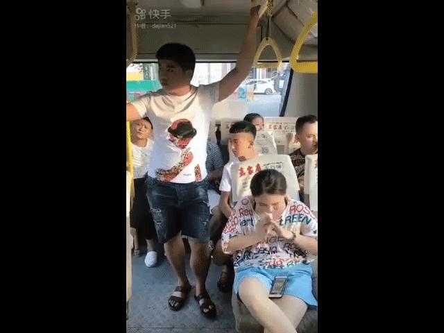 Chàng trai ”dạy dỗ” gái xinh vô ý thức trên xe buýt