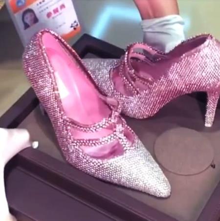 Đôi giày hồng chóe, vừa đi vừa sợ rơi kim cương có giá 101 tỷ đồng - 1