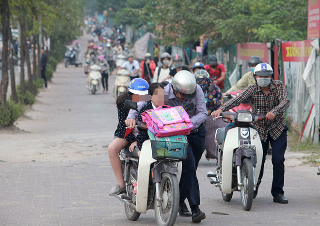 Đoàn người nối nhau đi bộ dắt xe máy “né” phạt: Đã có giải pháp xử lý - 1