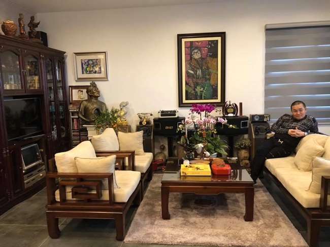 Gia đình Xuân Hinh hiện đang sinh sống tại Hà Nội. Trong ảnh là phòng khách được sắp xếp ngăn nắp, gọn gàng của nghệ sĩ U60.