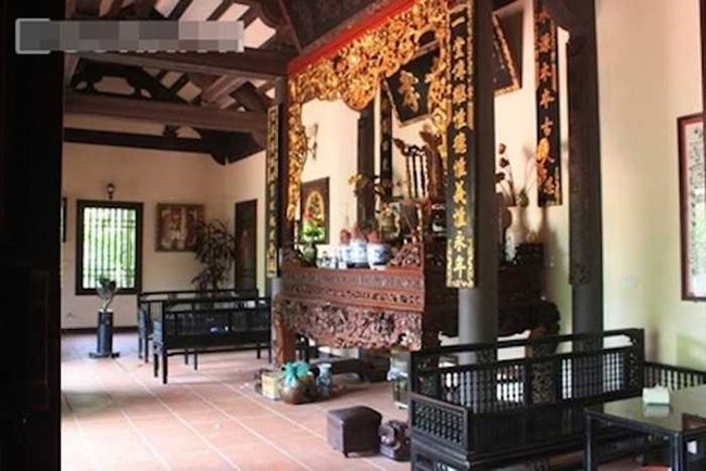 Ngôi nhà 5 gian được thiết kế theo lối đối xứng với nguyên liệu gỗ quý. Đây là nơi thờ tự, ngôi nhà chung của đại gia đình Bùi Xuân của nghệ sĩ Xuân Hinh