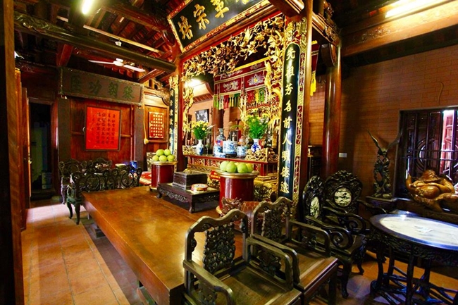 Toàn bộ công trình được làm bằng gỗ, trong đó có những loại gỗ quý như gỗ lim, cẩm lai và sến.