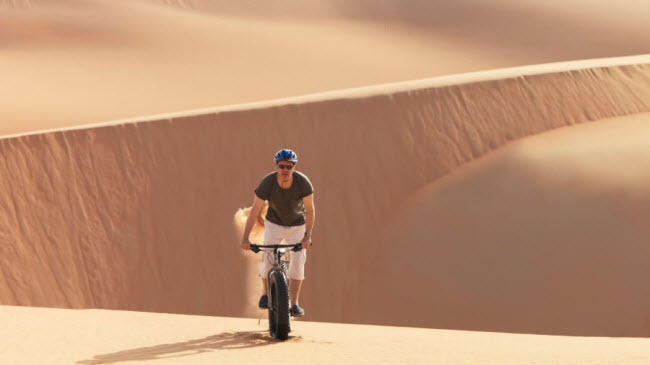 Cách phổ biển để khám phá các cồn cát là bằng xe đạp bánh béo. Du khách nên khởi hành từ lúc sáng sớm để tránh sức nóng của sa mạc.