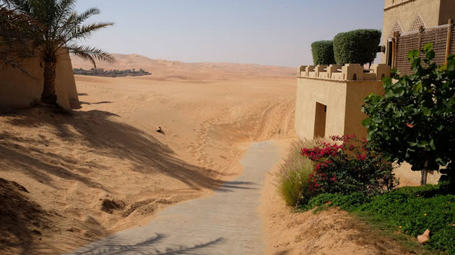 Các máy ủi làm việc liên tục nhằm đảm bảo khu nghỉ dưỡng không bị cát trên sa mạc xâm lấn.