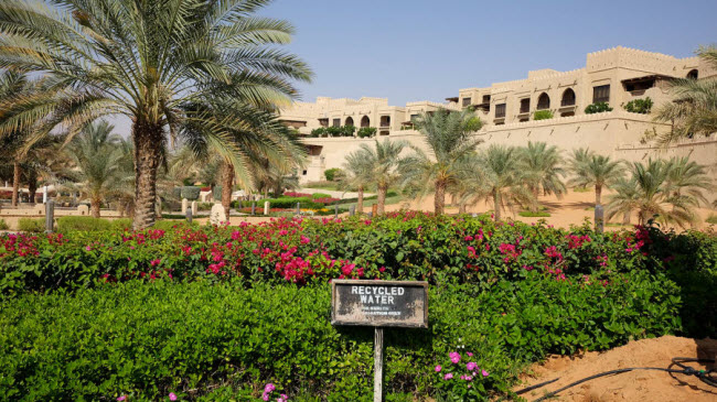 Khu nghỉ dưỡng Qasr Al Sarab tái sử dụng phần lớn nước sinh hoạt và không sử dụng nước ngầm dưới sa mạc.