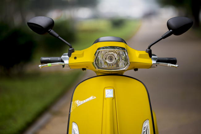 Cận cảnh đèn pha xe.