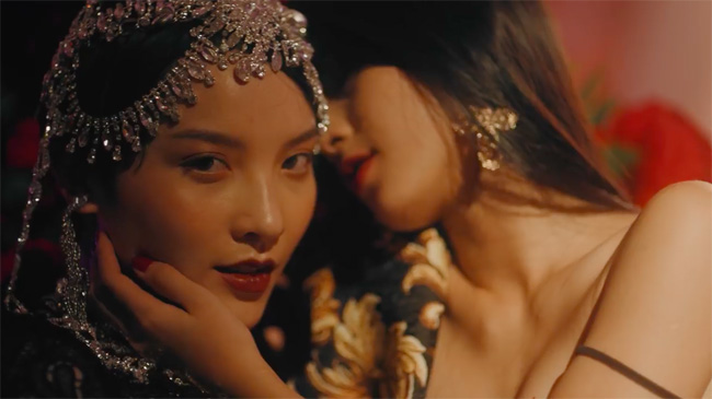 Không chỉ có cảnh nóng giữa nam và nữ, các nhân vật trong MV còn gây choáng khi có cả cảnh ôm hôn, thân mật giữa nữ và nữ.