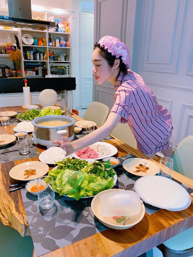 Ở góc chụp nghiêng, Elly để lộ nhược điểm gương mặt.