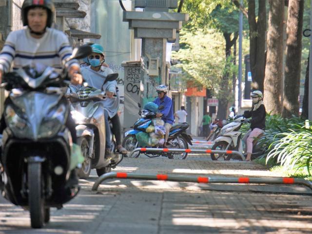 Tin tức trong ngày - Người Sài Gòn phóng ào ào lên vỉa hè dù đã lắp barie