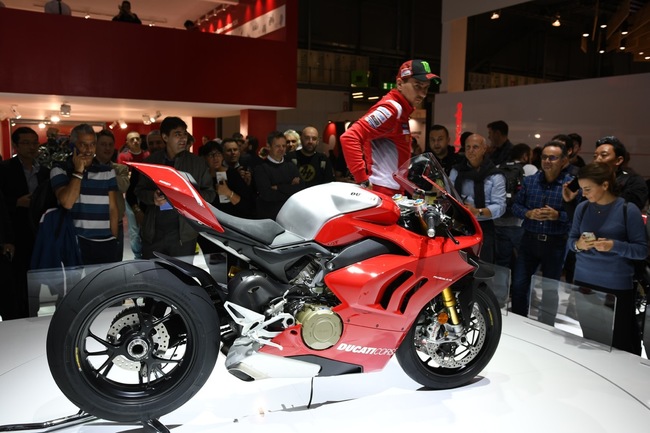 “Quỷ đỏ” mới Panigale V4R được cho là chỉ sản xuất đúng 500 chiếc và được giới chuyên môn về xe định giá có mức giá niêm yết ít nhất cũng phải trên 40.000 pounds (1,227 tỷ VNĐ).