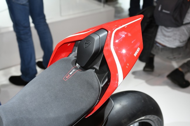 Đuôi xe thiết kế rất đẹp, mang đậm chất siêu xe của gia đình Ducati Panigale.