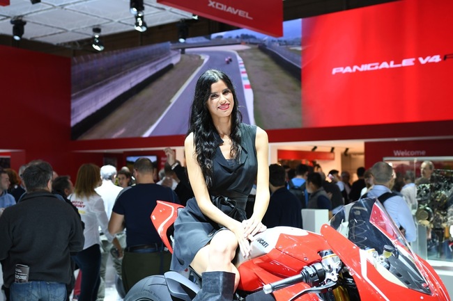 Người đẹp rạng rỡ chế ngự trên quỷ đỏ 2019 Ducati Panigale V4R tại triển lãm xe EICMA 2018.