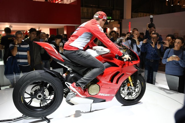 Hiện tại Ducati Panigale V4R đang nắm giữ chỉ số công suất đầu ra đỉnh cao, đây giống như là đại diện của trạng thái hoàn hảo tuyệt đối của nghệ thuật tốc độ.