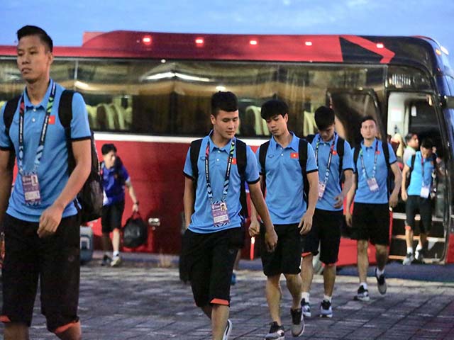 Tại sao ĐT Việt Nam bất ngờ đến sân muộn trận gặp Lào khai mạc AFF Cup?