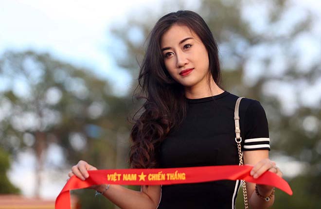 Ngất ngây dàn fan nữ xinh tiếp lửa Việt Nam ra quân AFF Cup - 1